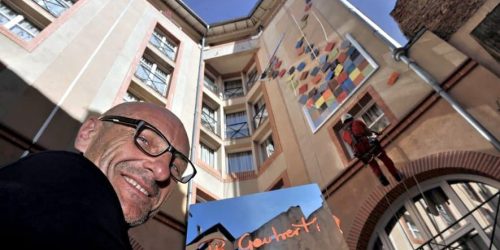 DDM  XAVIER DE FENOYL /  INSTALLATION DU SCULPTEUR DESIGNER PHILIPPE GAUBERTI SUR LA FACADE SURPLOMBANT LE  PATIO DE L HOTEL CROWNE PLAZA DE TOULOUSE    FRESQUE CROWNE PLAZA